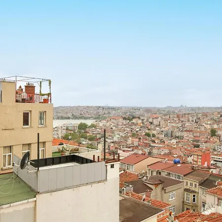 Outstanding Flat With And Sea View In Beyoglu